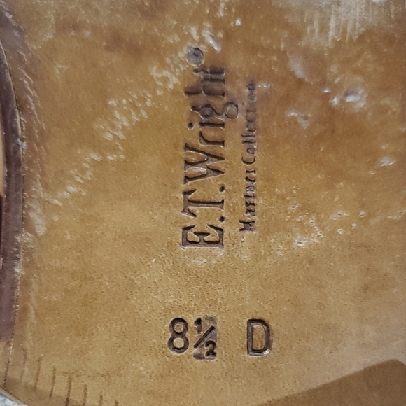 Classic Tan Leather Loafers with Tassels - Picture 3 of 7